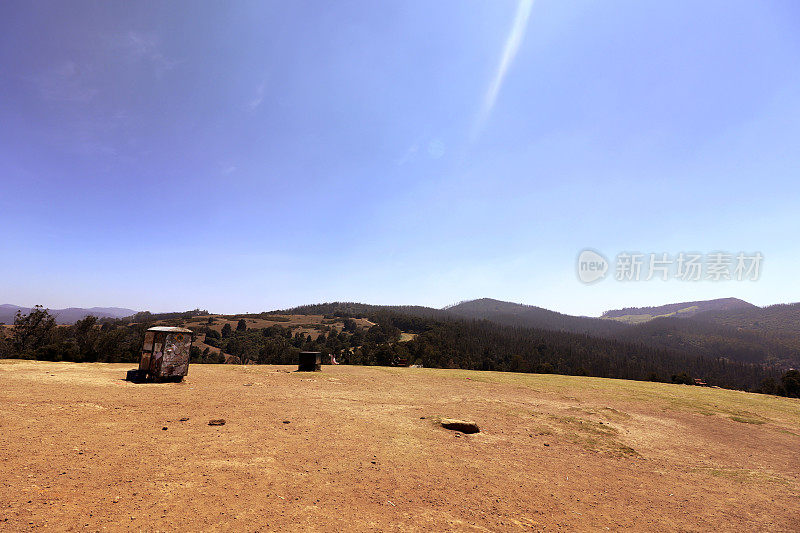 在晴朗的天空下，春天的Pagalkod Mund, Ooty，泰米尔纳德邦景观的美丽风景